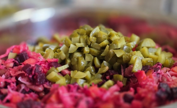 Новогодний стол без майонеза: ТОП-3 заправки для салатов, которые удивят гостей