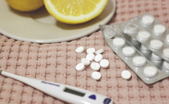 Не только в аптечке: 10 неочевидных способов применения аспирина — для цветов, мозолей и не только